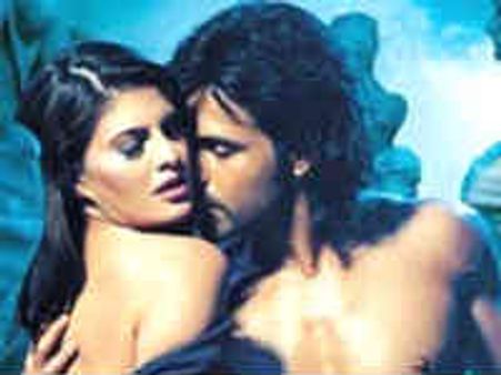 కారులో రొమాన్స్ చేసిన ఇమ్రాన్ హష్మీ, జాకీ..!?