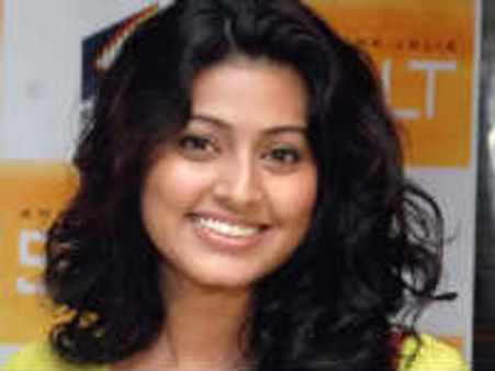 హోమ్లీ హీరోయిన్ కి కూడా బికినీ పిచ్చి పట్టేసుకుంది