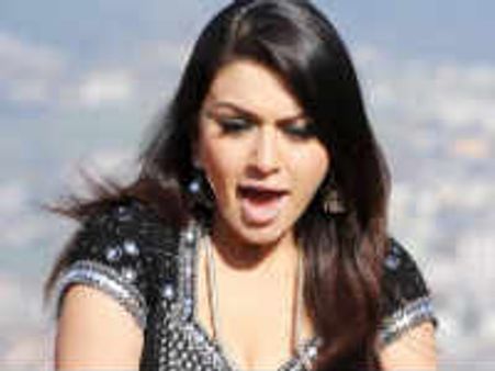 జాకెట్ వేసుకోకుండా టాప్ లెస్ గా హన్సిక కనిపించే చిత్రం