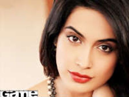 పవన్ కళ్యాణ్ హీరోయిన్ తో భారత క్రికెటర్ విరాట్ కొహ్లీ డేటింగ్...!