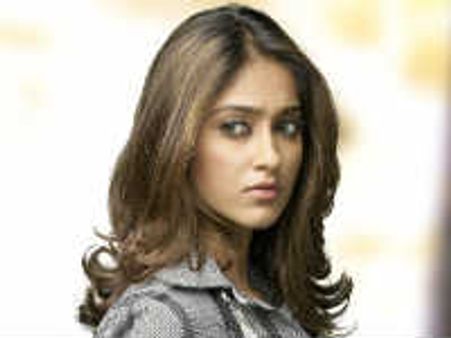 అటు పవన్ కి, ఇటు జూ ఎన్టీఆర్ కి ఆగ్రహానికి గురైన ఇలియానా...