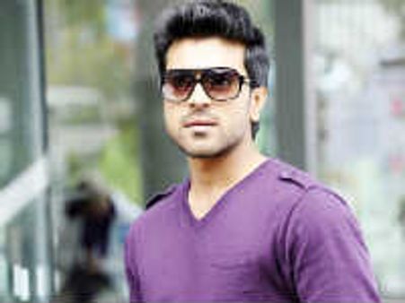 సినిమా ఆగినా చరణ్ ని నీడలా వెంటాడుతున్న డైరెక్టర్...!?