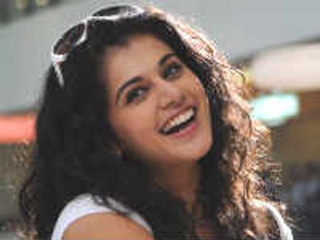 మోడ్రన్ అండ్ సెక్సీ గర్ల్ కి ఫ్లవర్ బొకే పంపిన దర్శకధీర దాసరి...!