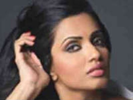 యువరాజ్ సింగ్ గర్ల్ ఫ్రెండ్ టాప్‌లెస్: ఎగబడుతున్న కుర్రజనం