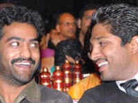 జూ ఎన్టీఆర్, స్టైలిష్ స్టార్ అల్లు అర్జున్ లలో డాన్సింగ్ డైనమైట్ ఎవరు..!?