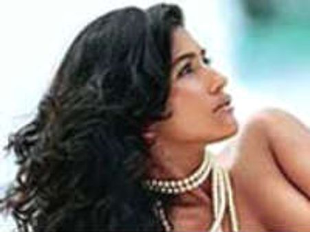 ఆ సెక్సీ మోడల్ నే పవన్ కళ్యాణ్ సరసన బుక్ చేసారు