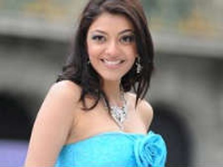 చివరకు కాజల్ కూడా పెంచేసి ఇలియానాకు పోటీ ఇస్తోంది