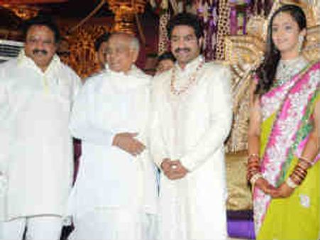 జూనియర్ ఎన్టీఆర్, లక్ష్మీప్రణతిల పెళ్లికి కదలి వచ్చిన తారలు