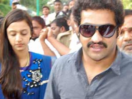 తిరుమల శ్రీవారిని దర్సించుకున్న జూనియర్ ఎన్టీఆర్, లక్ష్మీప్రణతి