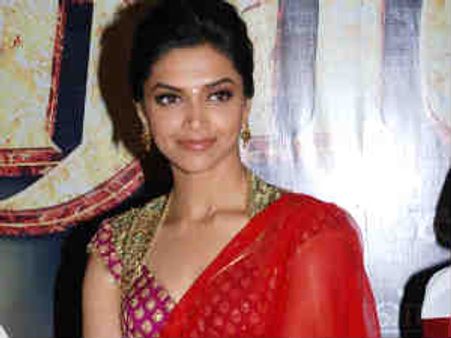 సూపర్ స్టార్ కోసం భారీ కాస్ట్యూమ్స్ లో దీపిక అందాలు...!