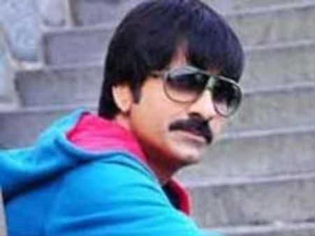 దాడుల్లో రవితేజ తండ్రి భూపతిరాజు రాజగోపాల్‌రాజు పట్టుబడ్డారు