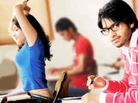 నడుం చూపించిన తమన్నాపై మండిపడుతున్న మహిళా సంఘాలు