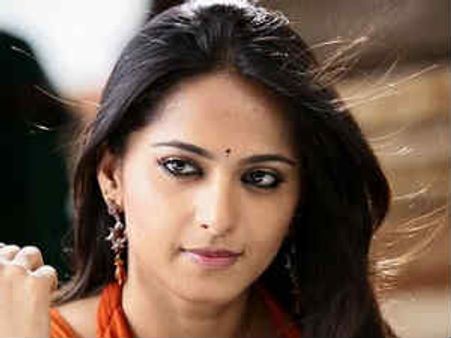 అనుష్క అందాలను వేశ్యగా చూసే లవ్ లో పడ్డాడా...!?