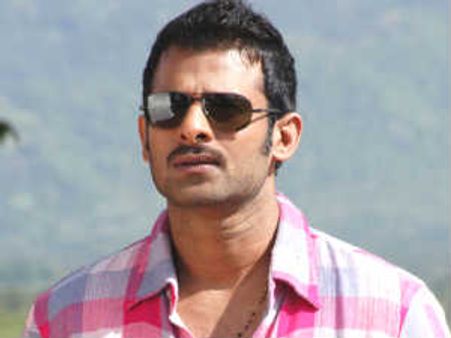 రెబల్ డైరెక్టర్ ని ముప్పతిప్పలు పెడుతున్న మిస్టర్ ఫర్ ఫెక్ట్..