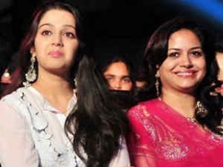 సింగర్ సునీత పాటకు....చార్మి ఆట..!