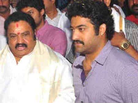 హరికృష్ణ కోసం బాబాయ్ బాలయ్యను పక్కకు నెట్టిసిన జూ ఎన్టీఆర్..!