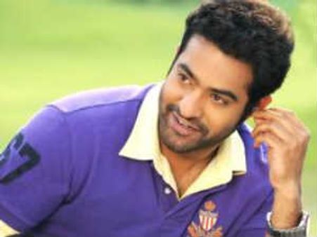 మిల్కీ బ్యూటీతో లిప్ లాక్ కు భయపడుతున్న జూ ఎన్టీఆర్..!