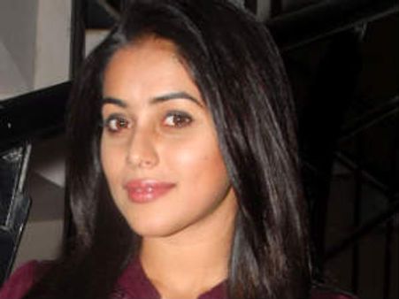 ఒక్క సినిమాకే బికిని దాక వెళ్ళిపోయింది సెక్సీ హీరోయిన్..!?