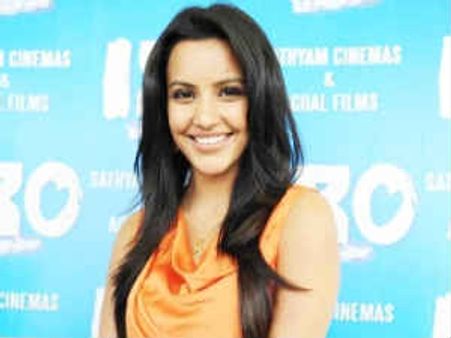 ఫేస్‌బుక్‌లో మెసేజ్ పంపితే పరిశీలిస్తా:ప్రియా ఆనంద్