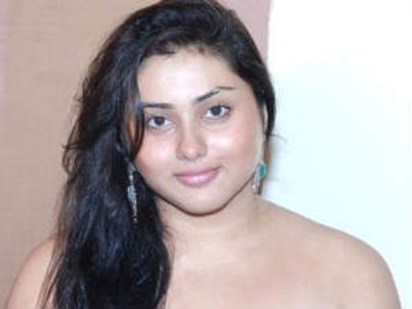 నమిత ఇంట్లోనే పెట్టించుకుని సుఖపడదామనుకుంటోంది