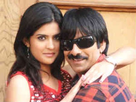 మెయిన్ హీరోయిన్స్ తో డిస్టెన్సూ..సెకండ్ హీరోయిన్స్ తో రొమాన్స్...!?