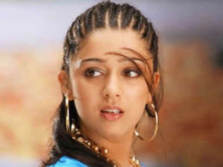 అర్ధరాత్రిళ్ళు సిటిలో తిరుగుతూ సెక్సీ చార్మి చేస్తున్న పని