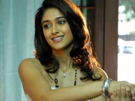 పదహారు భాషల్లో ఇలియానాని పొగుడుతూ పాట