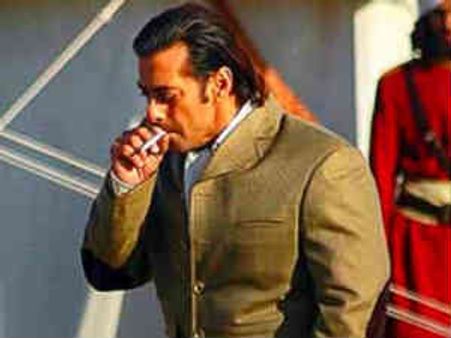 సిగెరెట్ త్రాగుతూ పట్టుబడ్డ స్టార్ హీరో రెండు వందలు జరిమానా