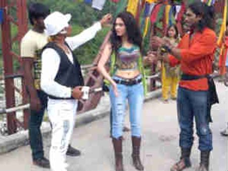 బద్రినాథ్ తో రొమాన్స్ చేసే తమన్నా యాక్షన్ సీన్స్ లో టెన్షన్ పెట్టింది...!