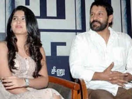 స్పైసీ హీరోయిన్ తో హాట్ రొమాన్స్ చేయనున్న విక్రమ్..!?