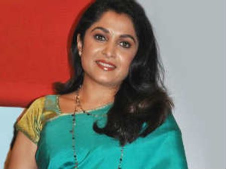 హీరోయిన్ రమ్యకృష్ణఫై బెయిలబుల్ వారెంట్..!?