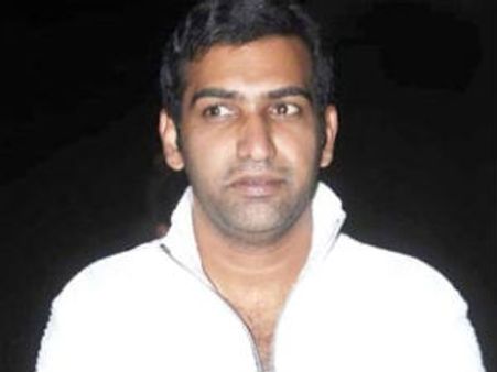 నందమూరి హీరోని సోలోగానే కష్టమంటూంటే డ్యూయల్ రోల్ లోనా