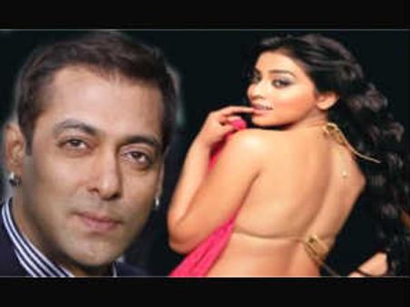 బాలీవుడ్ అఫర్ కోసం ఆ హీరోతో 'శ్రియ' అఫైర్ పెట్టుకోనుందా..!?