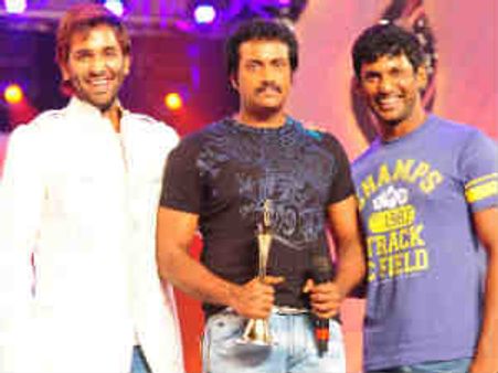 కామెడీ సునీల్ కండల వీరుడుగా మారిపోయాడా..!