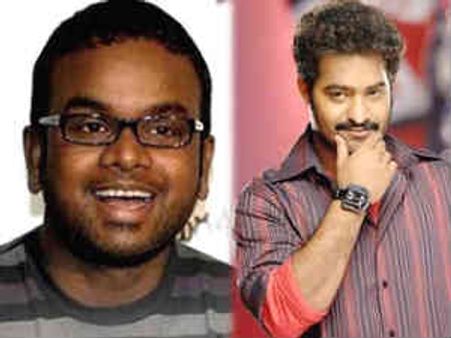 ఓ రేంజ్ లో మెగా ప్లాప్ దెబ్బకి జూ ఎన్టీఆర్ చెంతకి చేరిన దర్శకుడు..!?