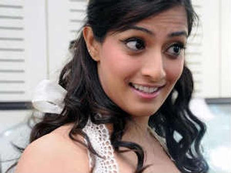 ఆ హీరో ప్లేబోయ్ కాదని సర్టిఫై చేస్తోందా హీరోయిన్