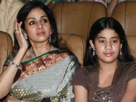 శ్రీదేవి కూతురుని ఆ డైరక్టర్ చేతిలో పెట్టడానకే నిర్ణయం