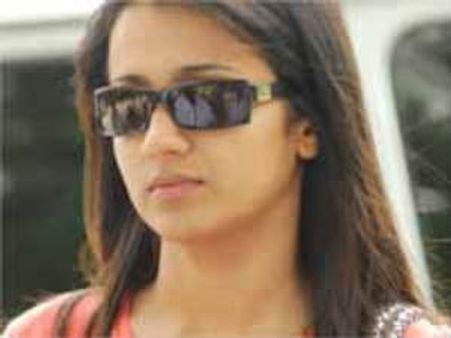 చర్మ సంబంధమైన సమస్యలు వస్తున్నాయి..త్రిష