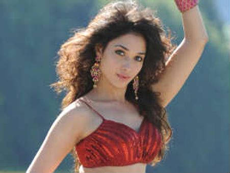 డబ్బులిచ్చి తమన్నా నోరు మూయించిన అల్లు...!?