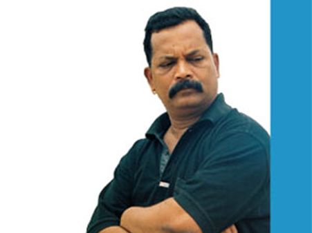 సినీ రచయితపై సైబర్ సెక్స్ కంప్లైంట్