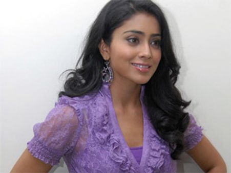 వయస్సు దాచుకోవడానికి శ్రియ పాట్లు...!