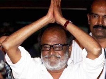 రజనీకాంత్ ఎంట్రీ...పోలీసులు లాఠీ చార్జీ