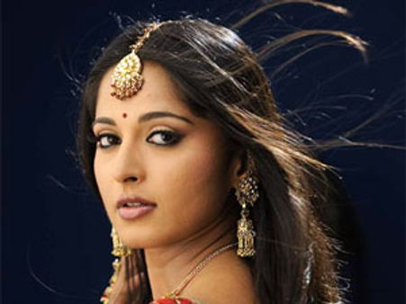 'అరుంధతి' హిందీ రీమేక్ డైరక్టర్ ఖరారు