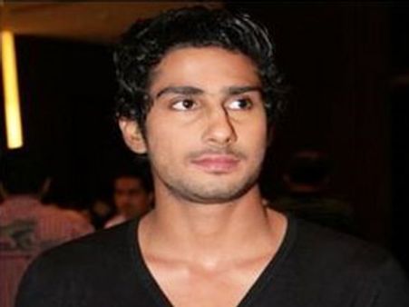 రోడ్డుపై యంగ్ హీరో ట్రాఫిక్ పాఠాలు