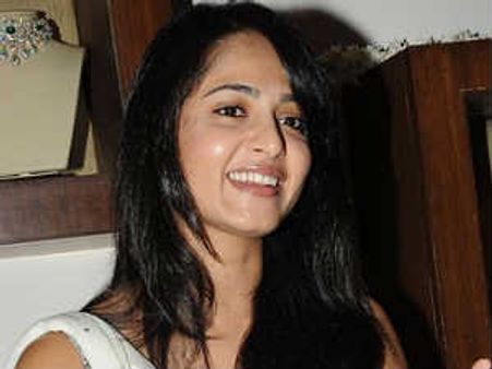 అనుష్కకి కూడా ఆ చీమ కుట్టింది