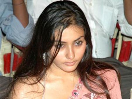 క్షమించనంటూ ఆమెకి నమిత వార్నింగ్