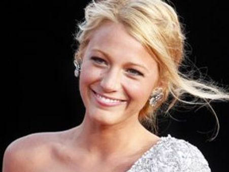 చారిత్రాత్మక షోలో ఆ సెక్సీ బ్యూటీనే సెలెక్ట్ చేశారు