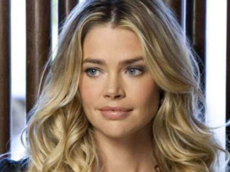 మూడు కత్తి వేట్లకు గాని తృప్తి పడలేదు !