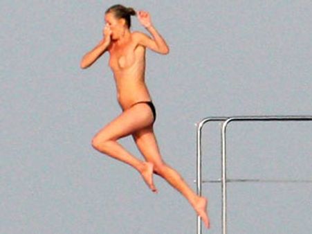 అర్ద నగ్నంగా సముద్రంలోకి జంప్ చేస్తున్న హీరోయిన్