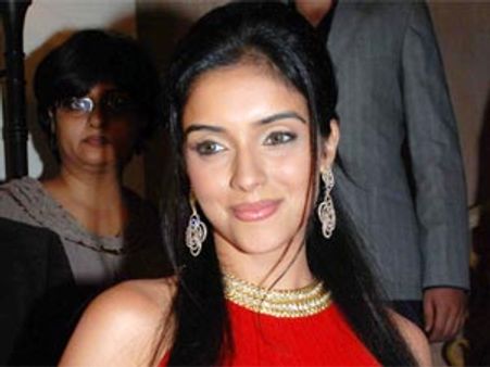 నిర్మాత కొడుకు వెంటబడుతున్నాడంటోంది